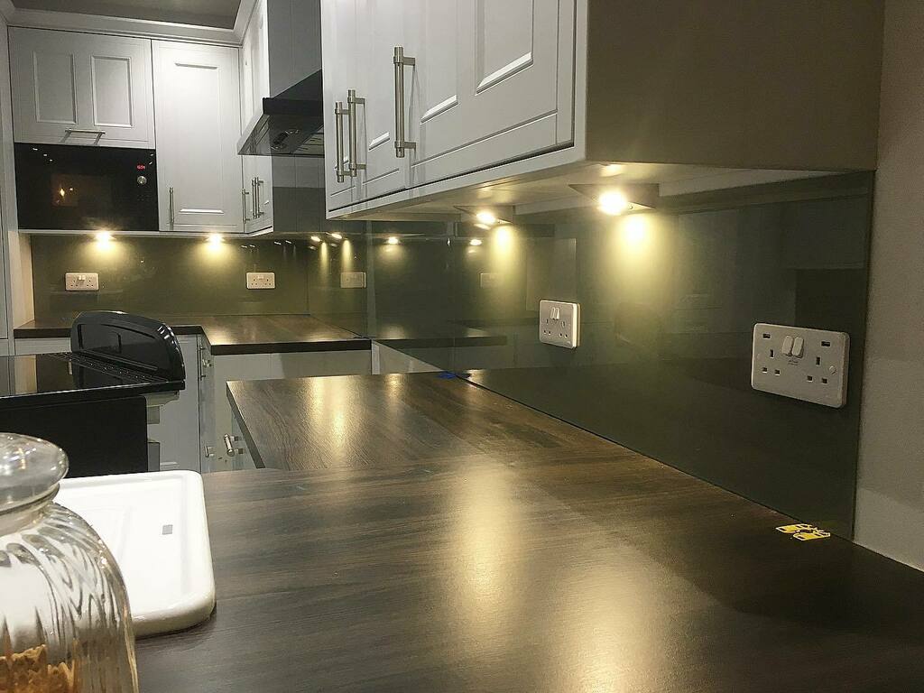BearImp's tweet image. Glass splash backs installed this afternoon. Back painted to RAL7023 &amp;amp; I have to say, they look awesome 👌 Been struggling to find time to squeeze this job in since the glass came in a couple of weeks ago but it’s been none stop. Very grateful to a ve… instagr.am/p/CI9Gljgh4S-/