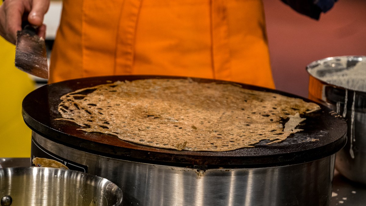 C'est à Marie-Gabrielle de conclure avec sa crêpe caramel au beurre salée revisitée ! La Bretagne l'emportera-t-elle ce soir ? 

Photo : @Valentin_Rtet 

#LGCDR #LeGrandConcoursDesRegions @France3tv