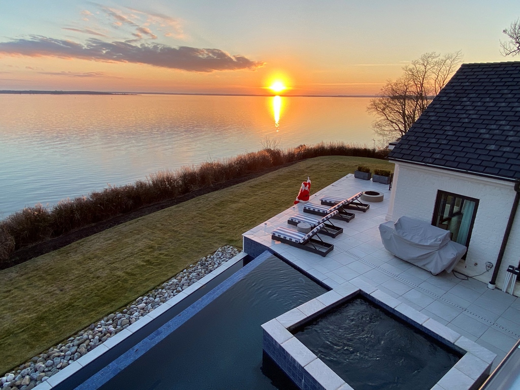 KingsmillResort's tweet photo. "And to all a good night" from The Estate at Kingsmill. #12DaysofSanta #SomethingForEveryone https://t.co/OsdTQPe4Ow