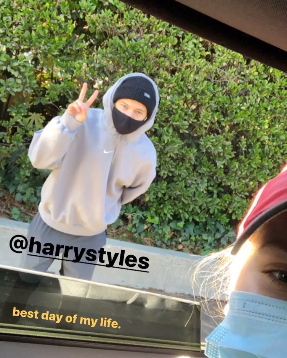 hsdaily's tweet photo. Harry with a fan in LA today - December 18 https://t.co/z2i0CPNuDr
