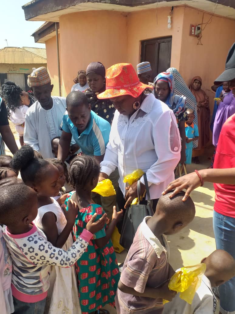 FIFoundation001's tweet photo. There is love in sharing, end of year Celebrations at Esu palace  Ushafa village   Federal  capital  Territory #franciscaisikafoundation #charity #NGO #humanitarian #communitywork #UNICEF https://t.co/LtGS6IWYE3