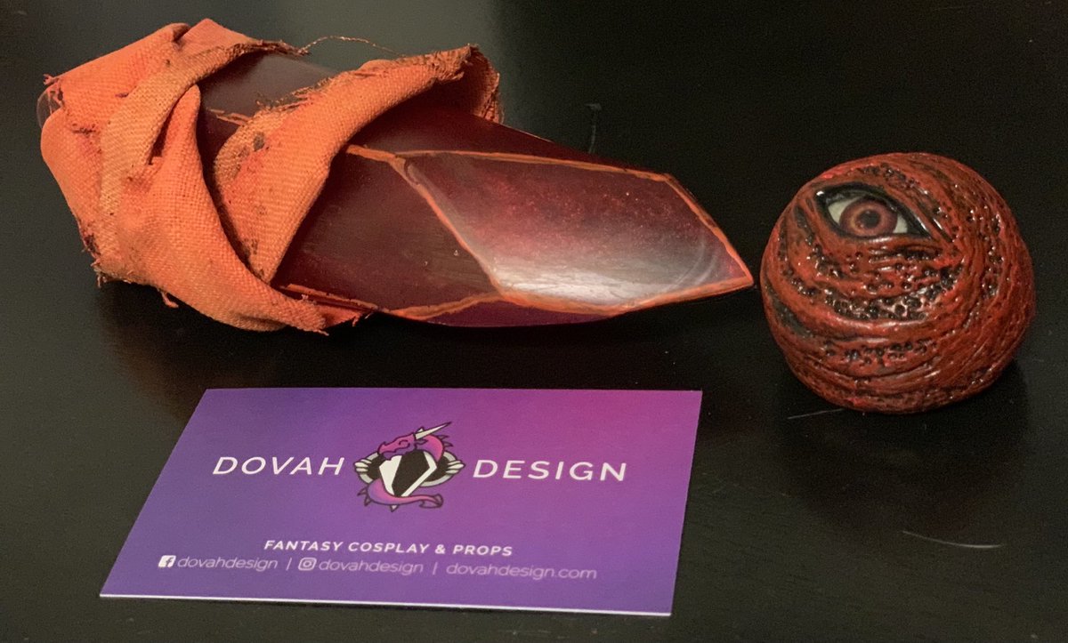 Oroboro's tweet image. Just got these badass Dark Souls item replicas in the mail! Now I can invade irl 😈 thank you Sam!!! Check out her etsy shop if you want one too!
etsy.com/shop/dovahdesi…