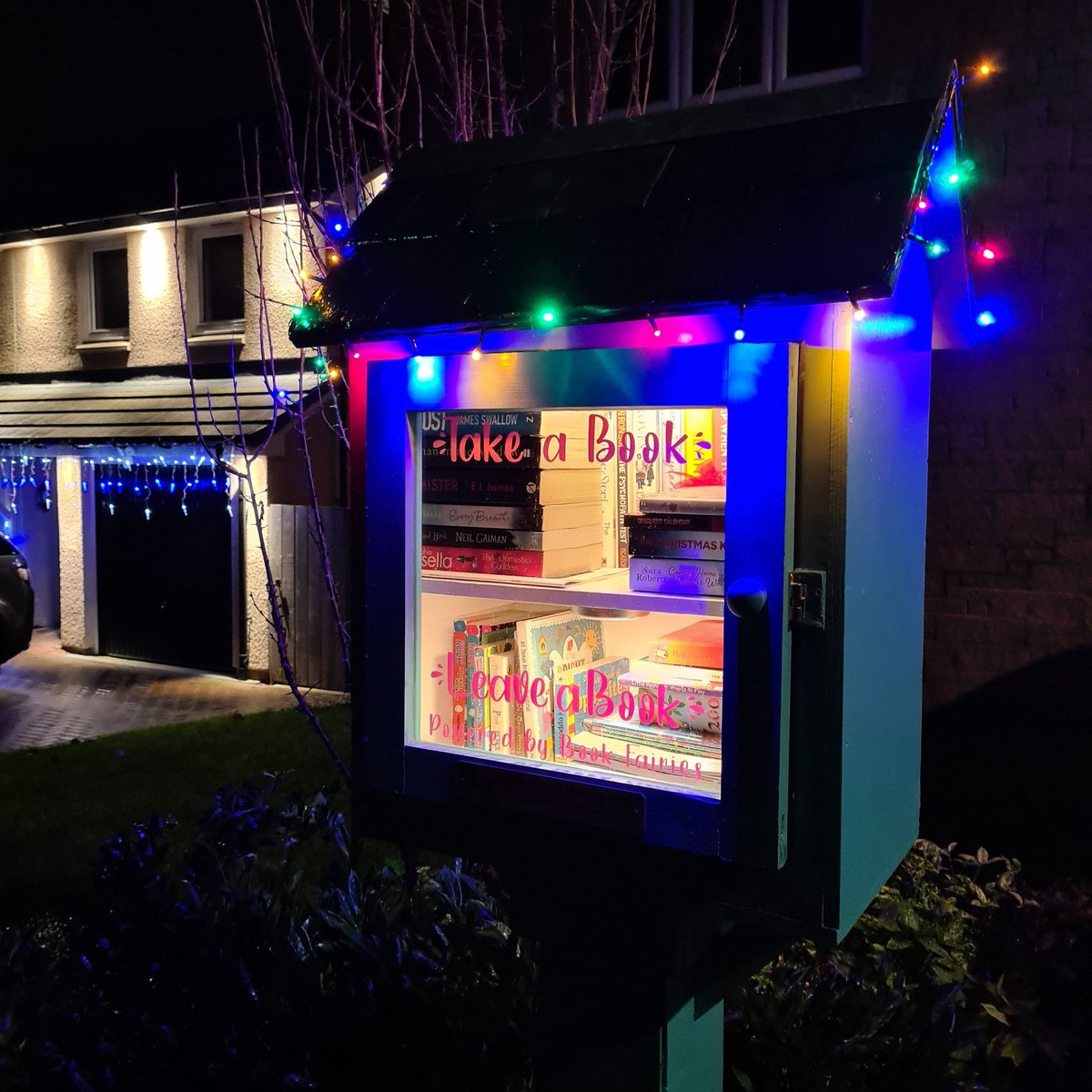 The Little Book House is full! Pop by to pick up a book or two for the festive season. 🎄🎅

#LittleFreeLibrary #LittleFreeLibraryUK #LittleBookHouseFife #Dunfermline #ShineOnFife #TakeABookLeaveABook #UnitedByBooks #CommunityLibrary #Shelfie #IBelieveInBookFairies