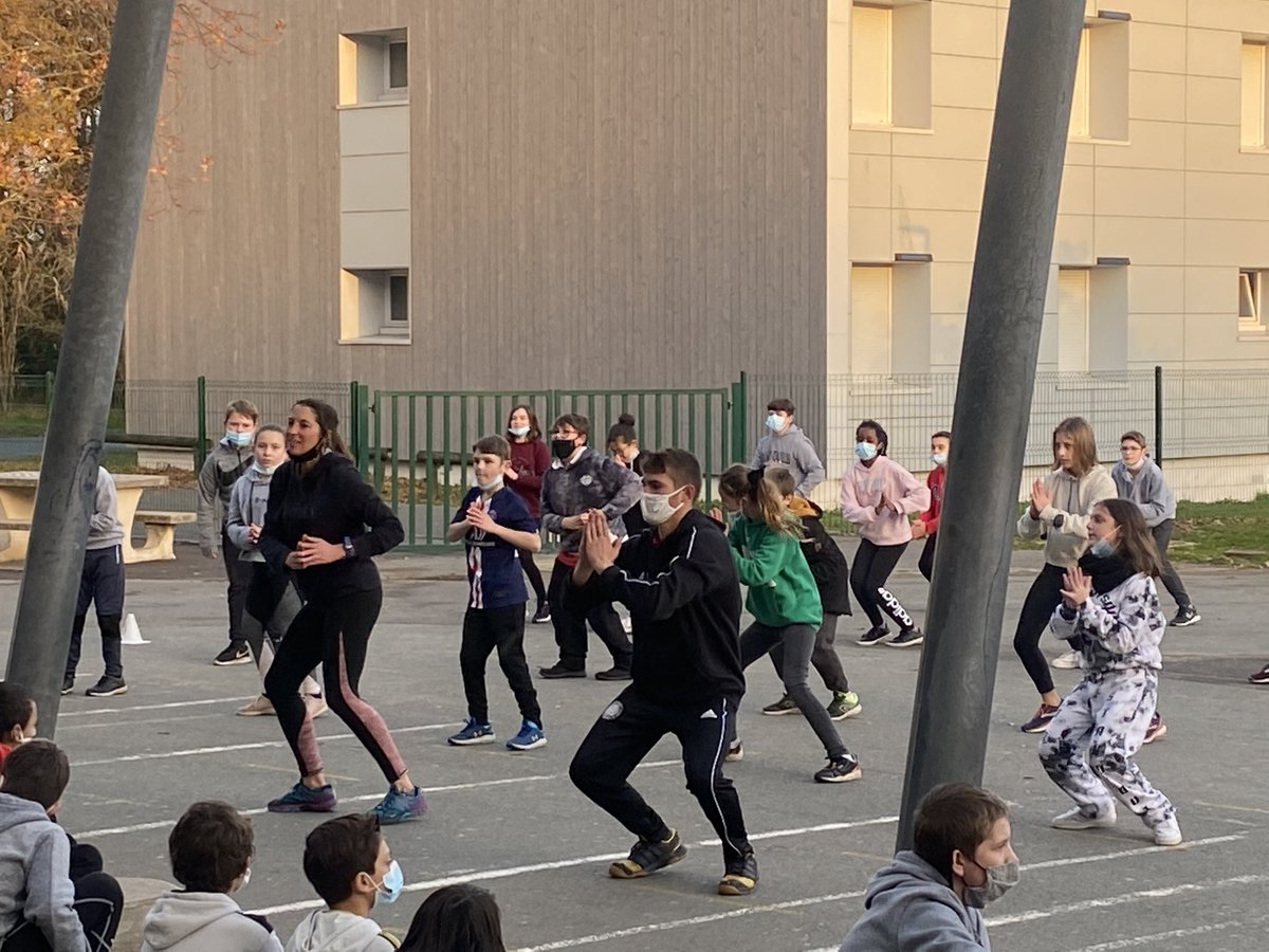 ClgFGarandeau's tweet photo. Flash mob et chorégraphie pour fêter la fin d’année ! Bien présents, les élèves du collège et leurs professeurs (d’EPS notamment) ont pu fêter les vacances en musique et dans la bonne humeur ! Merci pour cette joie communicative. Bonnes vacances à toutes et à tous ! https://t.co/zrNedbqRyO