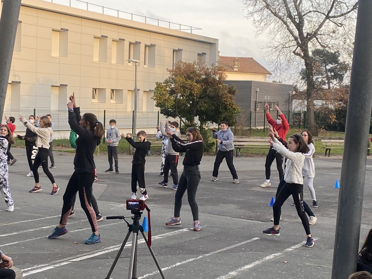 ClgFGarandeau's tweet photo. Flash mob et chorégraphie pour fêter la fin d’année ! Bien présents, les élèves du collège et leurs professeurs (d’EPS notamment) ont pu fêter les vacances en musique et dans la bonne humeur ! Merci pour cette joie communicative. Bonnes vacances à toutes et à tous ! https://t.co/zrNedbqRyO