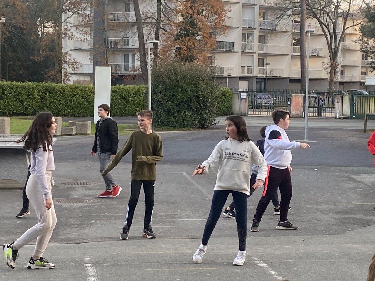 ClgFGarandeau's tweet photo. Flash mob et chorégraphie pour fêter la fin d’année ! Bien présents, les élèves du collège et leurs professeurs (d’EPS notamment) ont pu fêter les vacances en musique et dans la bonne humeur ! Merci pour cette joie communicative. Bonnes vacances à toutes et à tous ! https://t.co/zrNedbqRyO