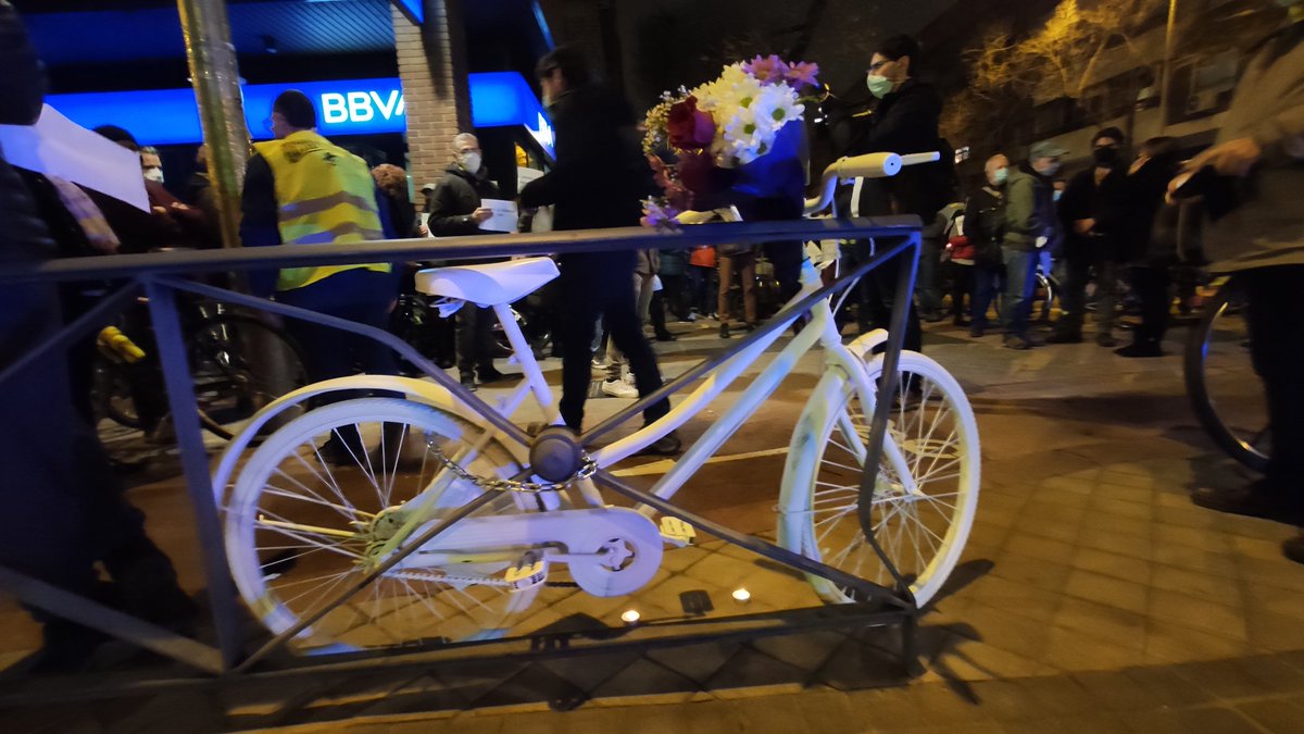 No más bicis blancas. En nuestro recuerdo quién ya no está entre 
nosotros, dejamos una bici para que atropellos como éste  de Vital Aza jamás vuelvan a ocurrir. #BiciBlanca