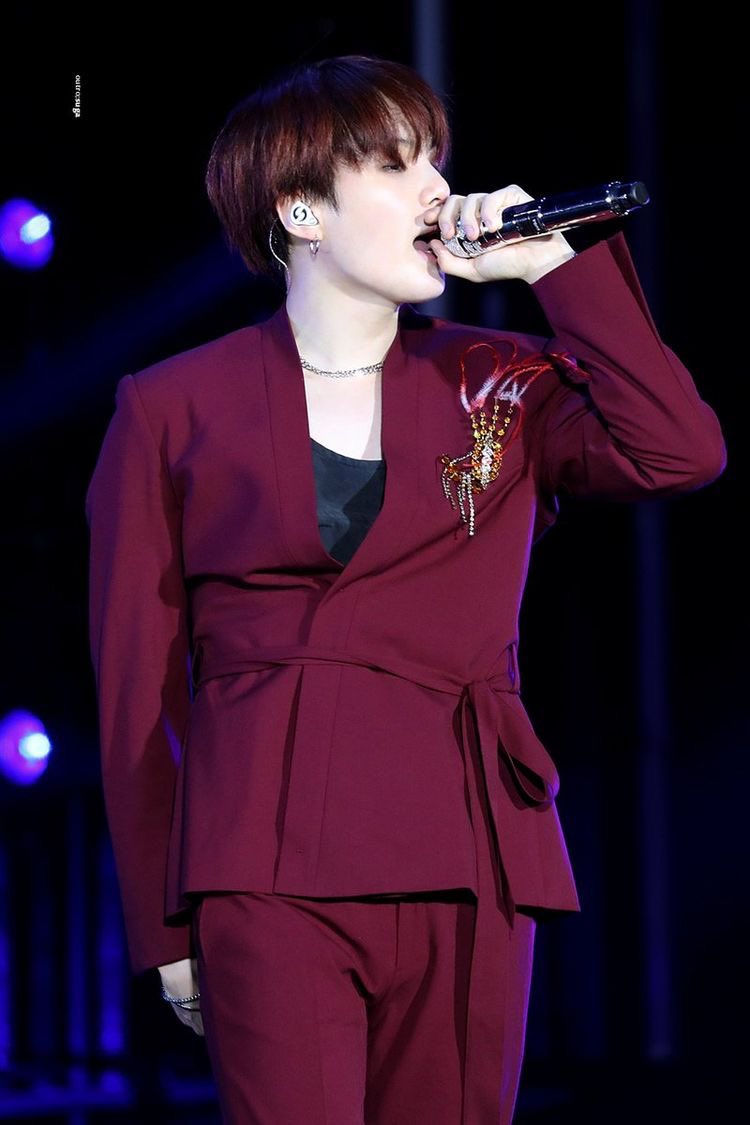 Yoongi wearing red: A powerful thread