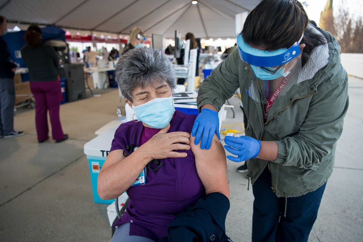 CountyofLA's tweet photo. Hope for the holidays. LA County kicked off a massive effort to vaccinate 10,000 frontline health workers before the end of the year--including 6,000 before Christmas. Learn more: https://t.co/rQEl2ZQCI4 https://t.co/Np0gWTuIsI