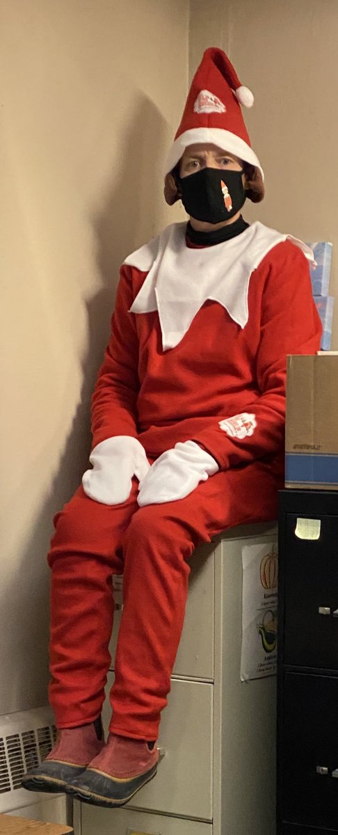 AngFetter's tweet photo. 🎤👇🏼

#ElfOnTheShelf #winterbreak https://t.co/Uh18DscsL2