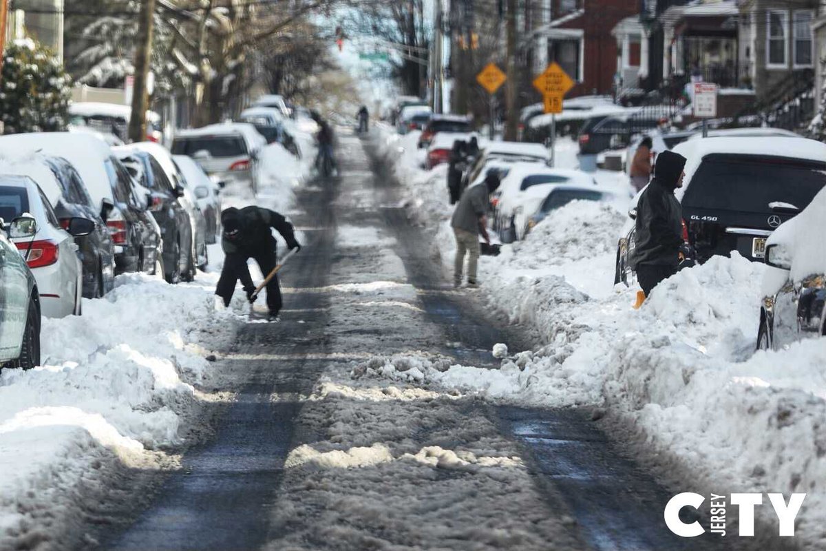 On behalf of the Jersey City Division of Parking, alternate side parking is suspended until the new year. Happy holidays to everyone and please stay safe! Street cleaning will resume on Monday January 4th.