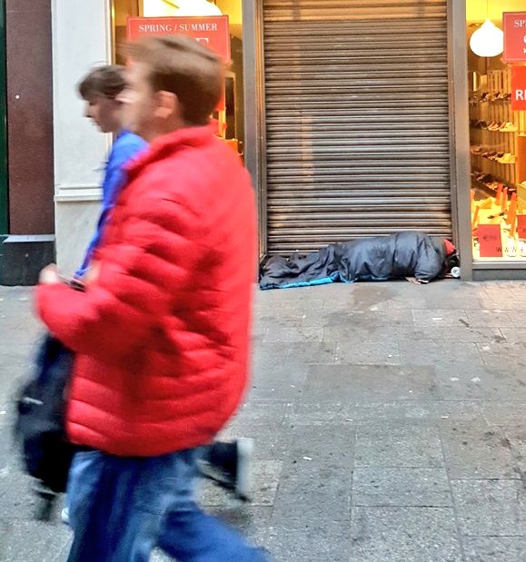 OldDublinTown's tweet photo. Reality on the streets
Bono and The Edge supporting #DublinHomeless #U2
Donate #ChristmasEveBusk
https://t.co/XWxgngLNw9
Call 01 671 5551
#SIMONBUSK2020 #LateLateShow #DublinHomeless
@RTELateLateShow @Glen_Hansard @declanorourke @GlobalIrish @SimonCommunity @U2 @TheCoronas https://t.co/8BCvKkfuct