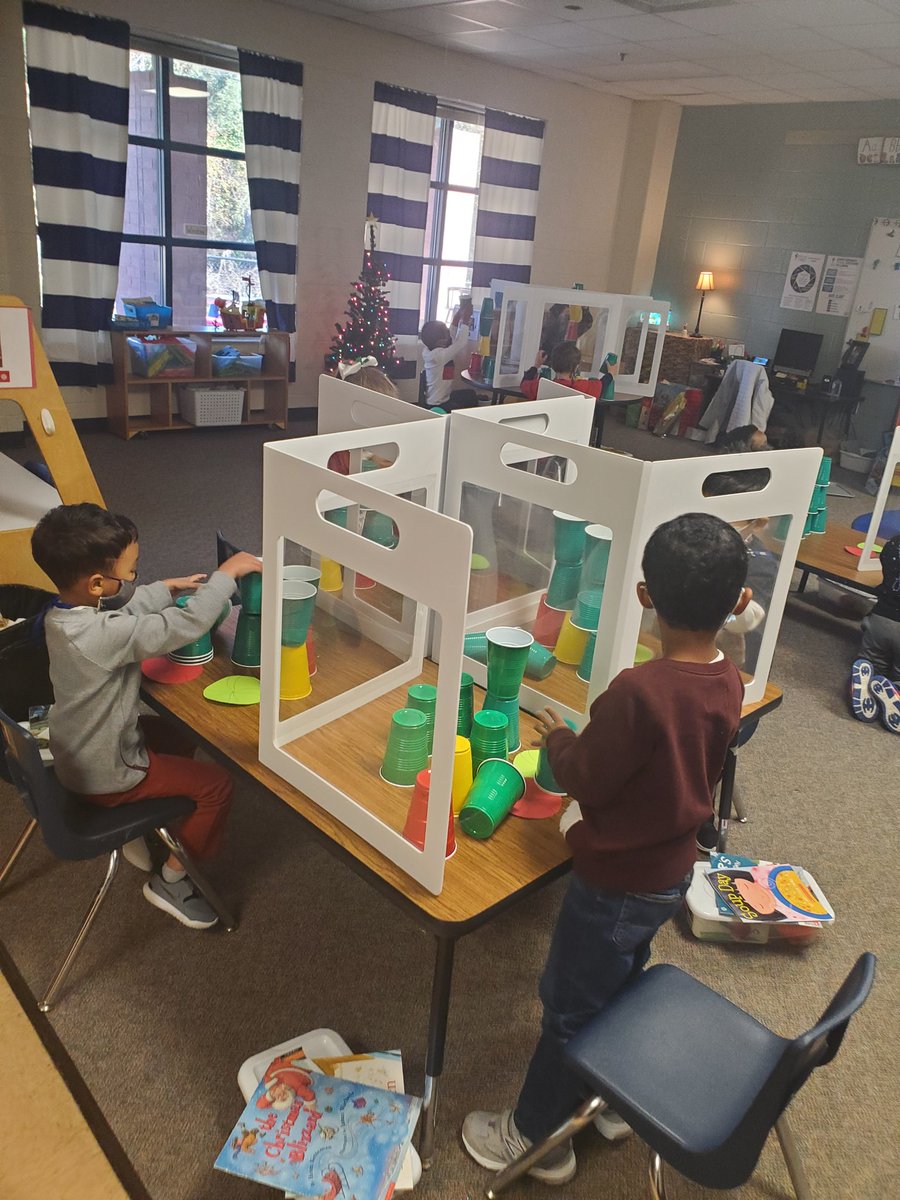 MrsJBonds's tweet photo. So much fun celebrating being a school family! #learningwithbonds #treetowers @RTEFlightStatus @RichlandTwo #minutetowinit @R2CFCD https://t.co/LEYa3MdAk7