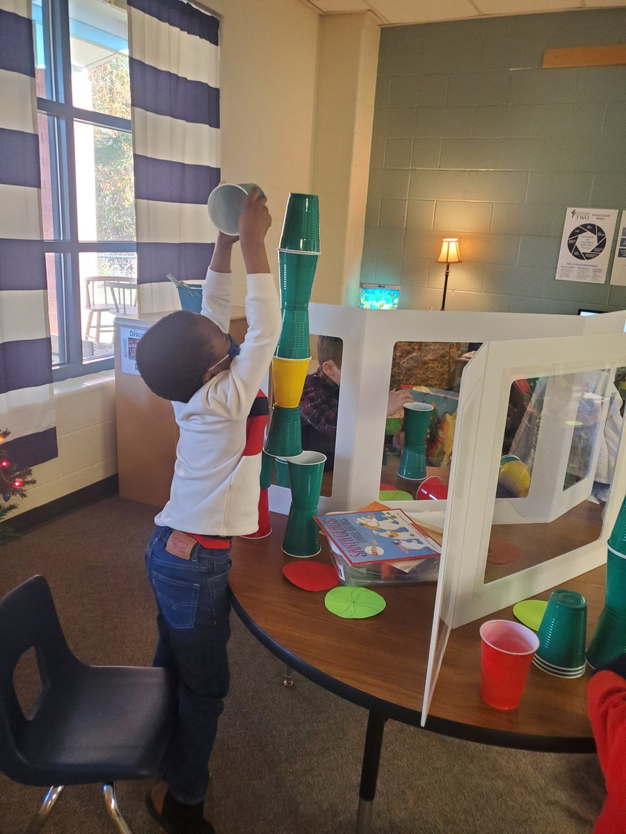 MrsJBonds's tweet photo. So much fun celebrating being a school family! #learningwithbonds #treetowers @RTEFlightStatus @RichlandTwo #minutetowinit @R2CFCD https://t.co/LEYa3MdAk7