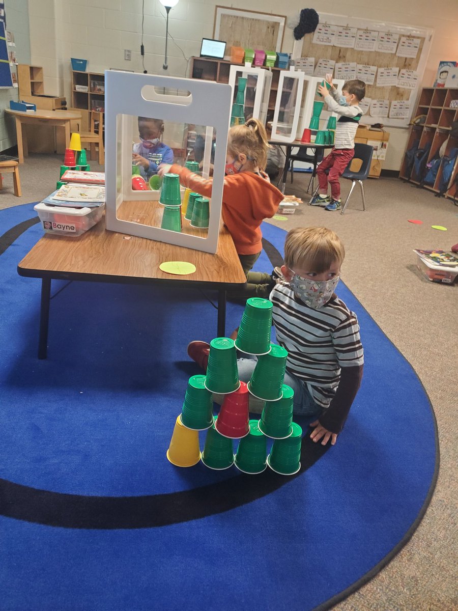 MrsJBonds's tweet photo. So much fun celebrating being a school family! #learningwithbonds #treetowers @RTEFlightStatus @RichlandTwo #minutetowinit @R2CFCD https://t.co/LEYa3MdAk7