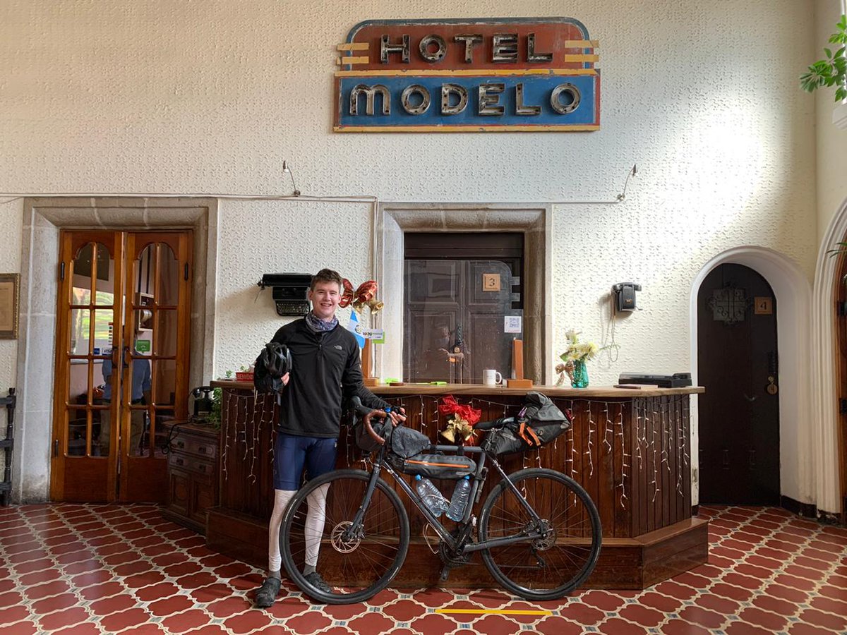 HotelModelo's tweet photo. Hoy se hospedó con nosotros Andrew Mort, un genial ciclista. 🚴‍♂️  Empezó su recorrido en Seattle, EEUU y su meta es Ushuaia, Argentina. 🇺🇲 🇦🇷

Nos encanta que nos visiten personas tan especiales y talentosas. 👌

¡MUCHOS ÉXITOS, ANDREW! 🎉

#ViveXela #VisitXela #VisitGuatemala https://t.co/EkbKrt2xjX