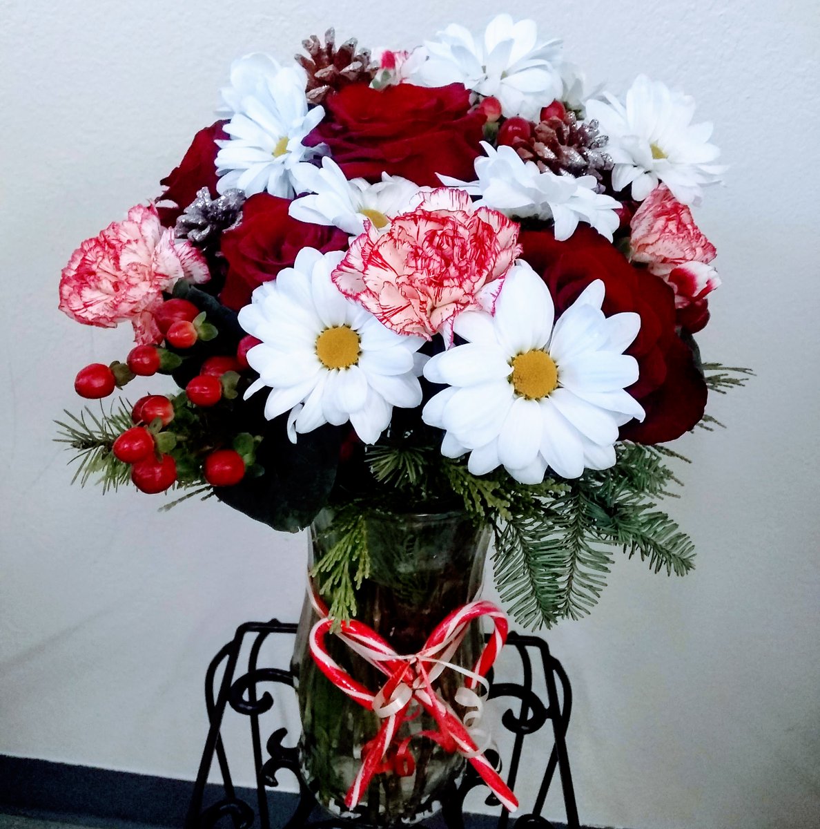 PoppinUpPetals's tweet image. We have been getting so many #jolly orders for the #holidays. Like this #funandfestive #peppermint order!

#Poppinuppetals #candycane #merrychristmas #happyholidays #hohoho #largebouquet #freshflowers #floristofinstagram #candytreats #funideas #roses #carnations #berries
