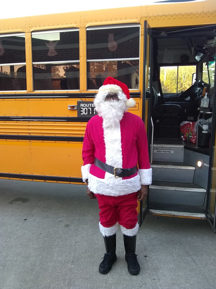 TParra_PE's tweet photo. 🌲 Making the ride to/from @Deretchin fun today! ⛄ #oneawesomebusdriver https://t.co/lE40DhBZX7