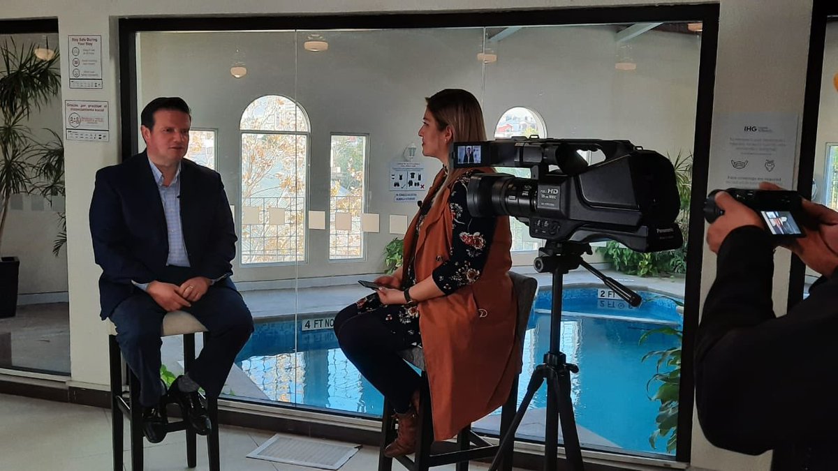 Contrastemx1's tweet photo. E S T R E N O 🎥 Sigue la entrevista de @AngDelgadoRadio con @RobertoLaraRmx quien habló sobre su trabajo en el servicio público, así como su visión de algunos temas actuales en la  #política

🔎 https://t.co/0Ub0SvLIE3

#CharlasdeContraste https://t.co/kNmUx90NEU