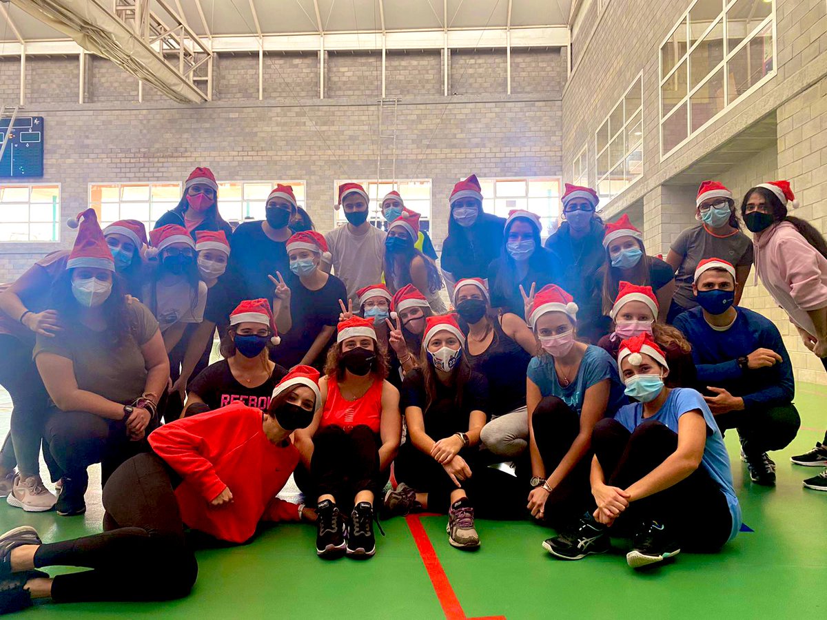 celiasr12's tweet photo. Sessió d’EF de força muscular💪🏻💪🏻 juntament amb na @Carme i @RosselloGuasp.                          Gràcies per aquesta oportunitat, esperem que hàgiu gaudit tant com ho hem fet nosaltres, sense vosaltres no hauria estat possible!! Bones Festes!!🎄#22121-UIB #HàbitsaludablesUIB https://t.co/QAWl1wXEdr