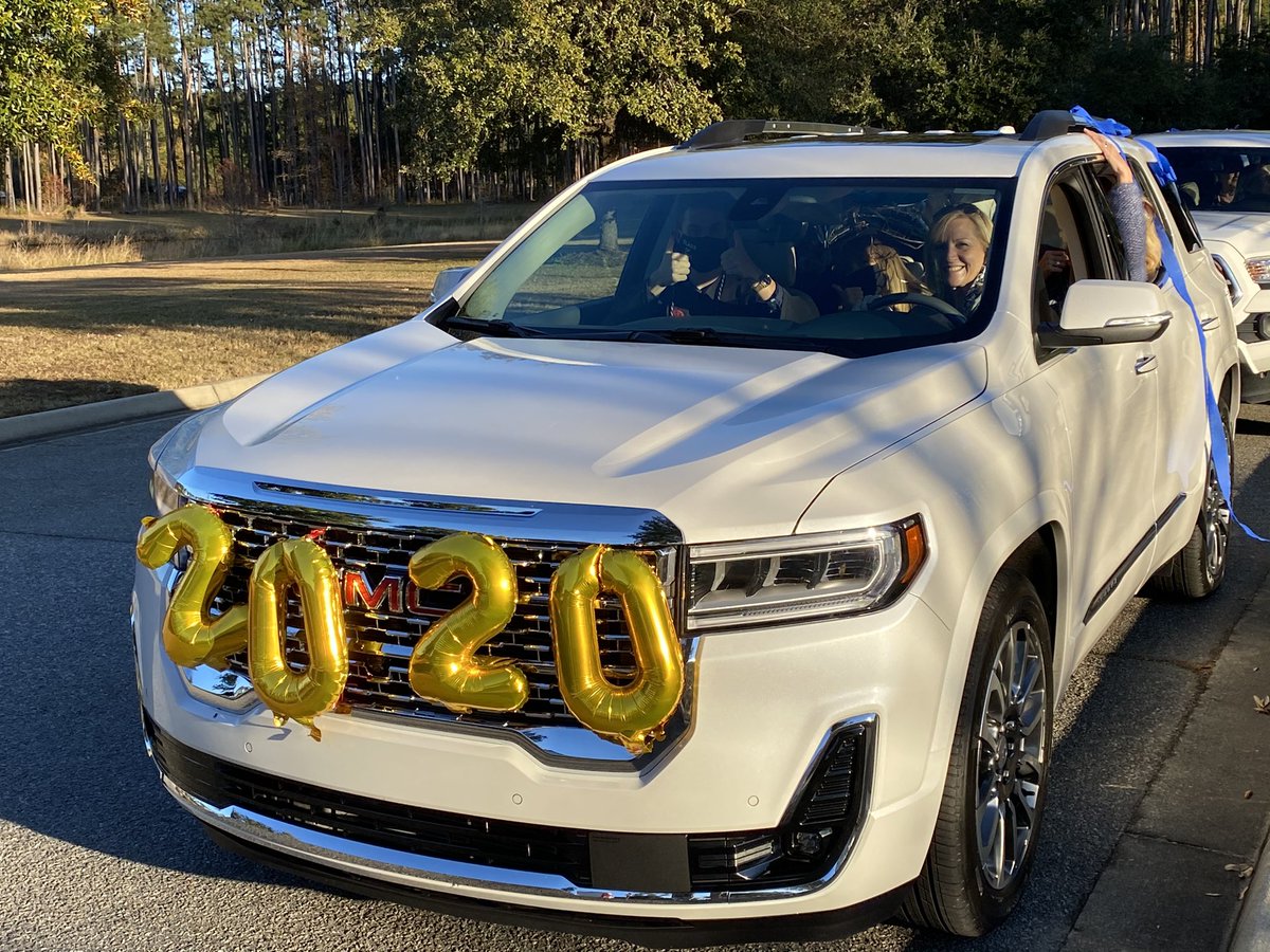 USCBAlumni's tweet photo. Congratulations graduates #DriveThruStyle 🎓 Swipe ➡️ to see some smiling faces &amp; mask https://t.co/N8jSdT10fX