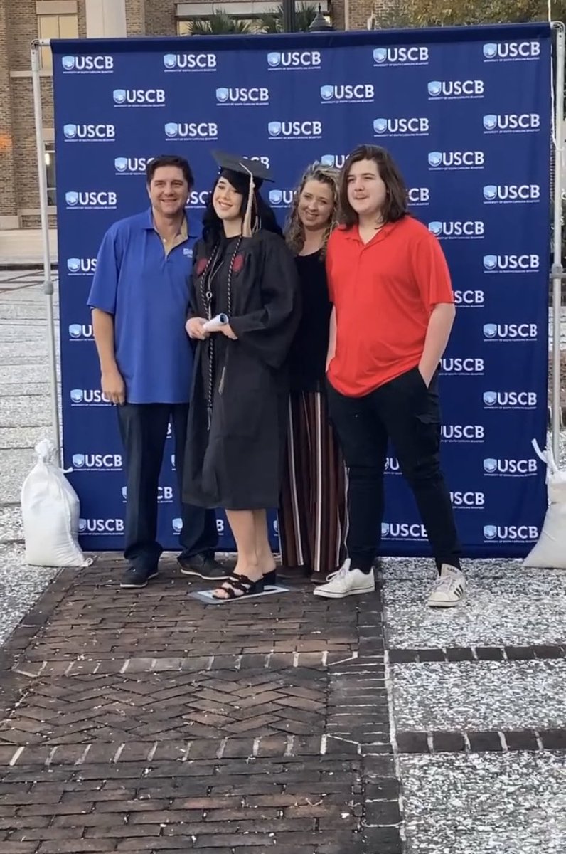 USCBAlumni's tweet photo. Congratulations graduates #DriveThruStyle 🎓 Swipe ➡️ to see some smiling faces &amp; mask https://t.co/N8jSdT10fX