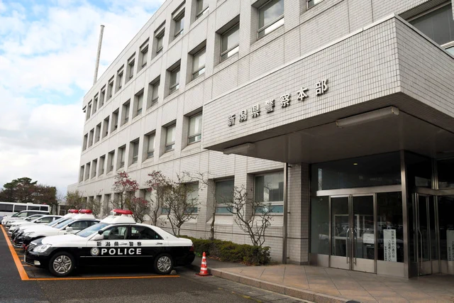 住宅で刃物を振りかざした男に、警察官が発砲する！