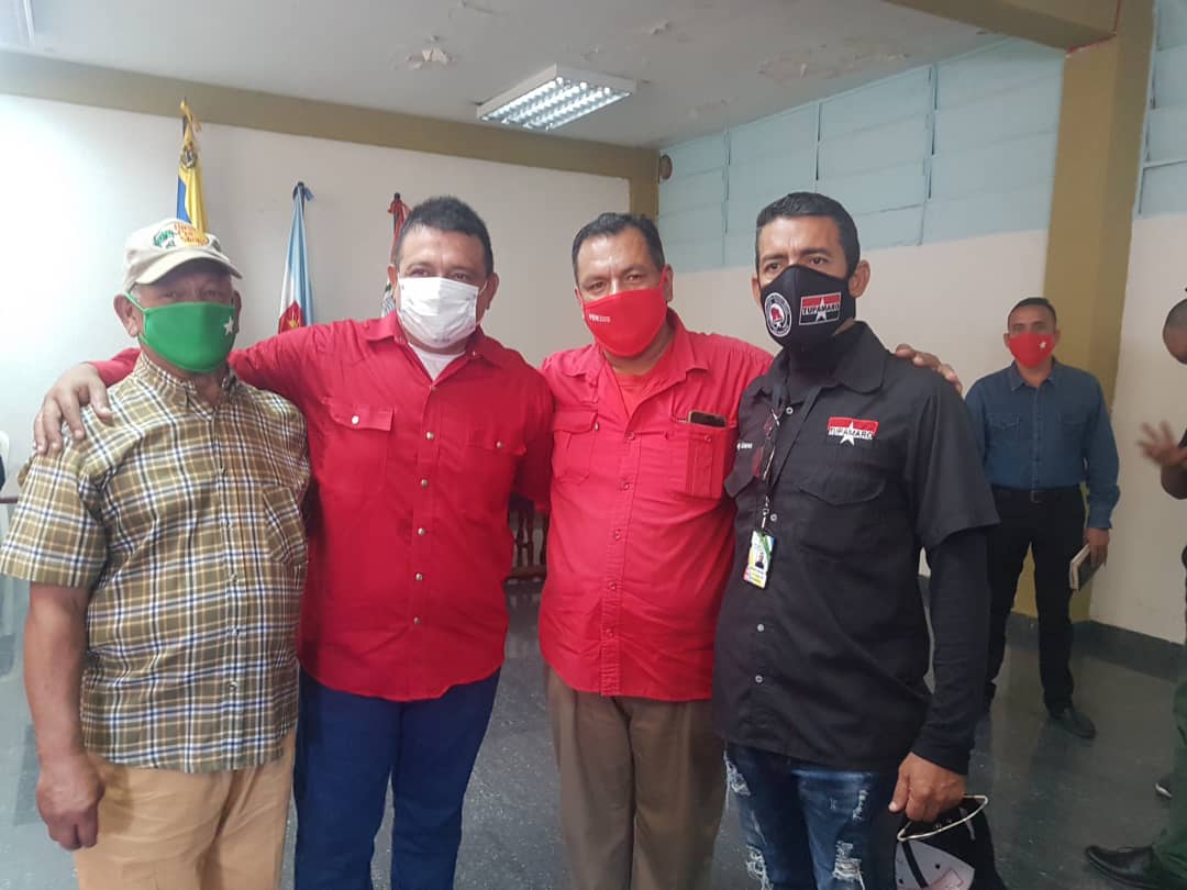 Diputado CLEB por #TUPAMARO Freddy Linares, se reúne con el nuevo alcalde del municipio Barinas Rafael Paredes, y estrecha lazos de apoyo y solidaridad con el gobierno regional para fortalecer alianzas políticas orientadas al bienestar del pueblo Barinés.🇻🇪
<a href="/NicolasMaduro/">Nicolás Maduro</a>