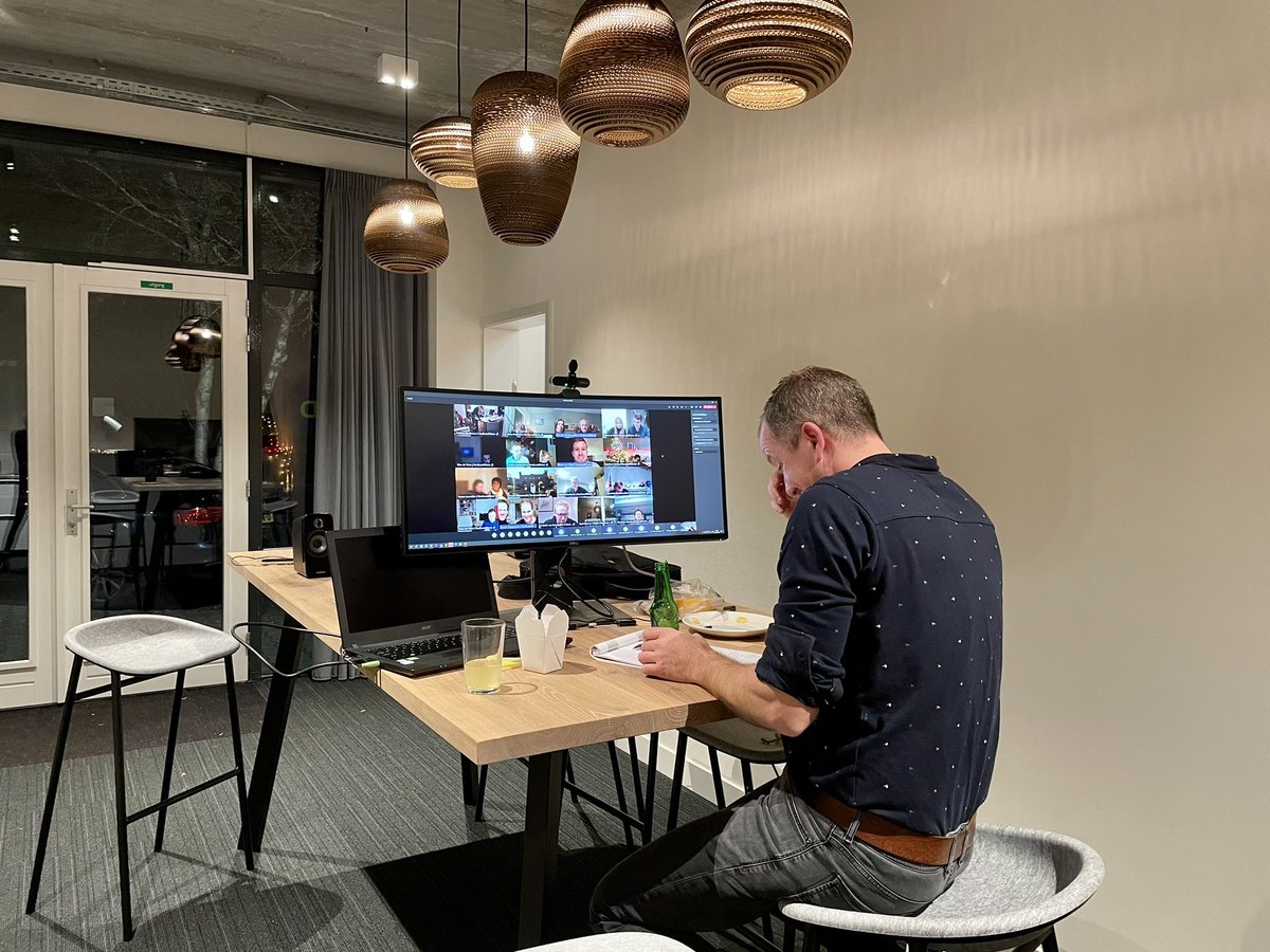 We hadden een ander leuk plan als kerstuitje, toch last minute gewijzigd. De kerstpakketten langs gebracht bij alle thuiswerkende collega’s. Daarna een pubquiz met z’n allen. Geslaagde avond 👍. Tot volgend jaar.