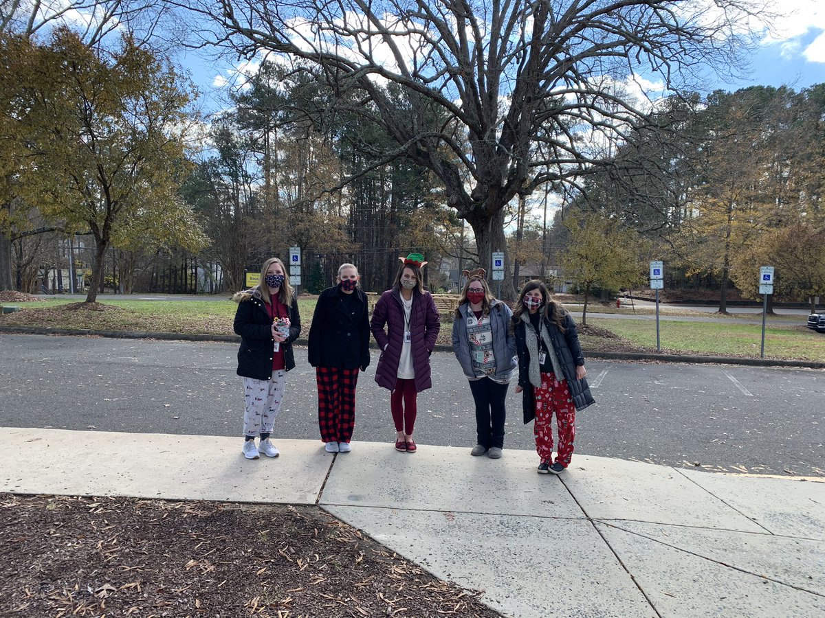 MrsGroseclose's tweet photo. The first grade team loved getting to spread some holiday cheer to our virtual students! Seeing their sweet faces was PRICELESS!❤️@BaucomPTA @baucomes @PrincipalBrian @MsLoCasale_1st https://t.co/9nResPzA9v