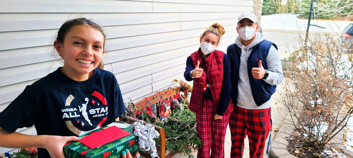 ChrissaFoscolos's tweet photo. I felt like Santa today 🎅 I’m so glad we could drop off some STEM gifts to these little ones! They made my day and I can’t wait to share more of these moments #WeAreRundle #RundleREEDS #STEMeducation #Christmas https://t.co/kUZ44yTrnX