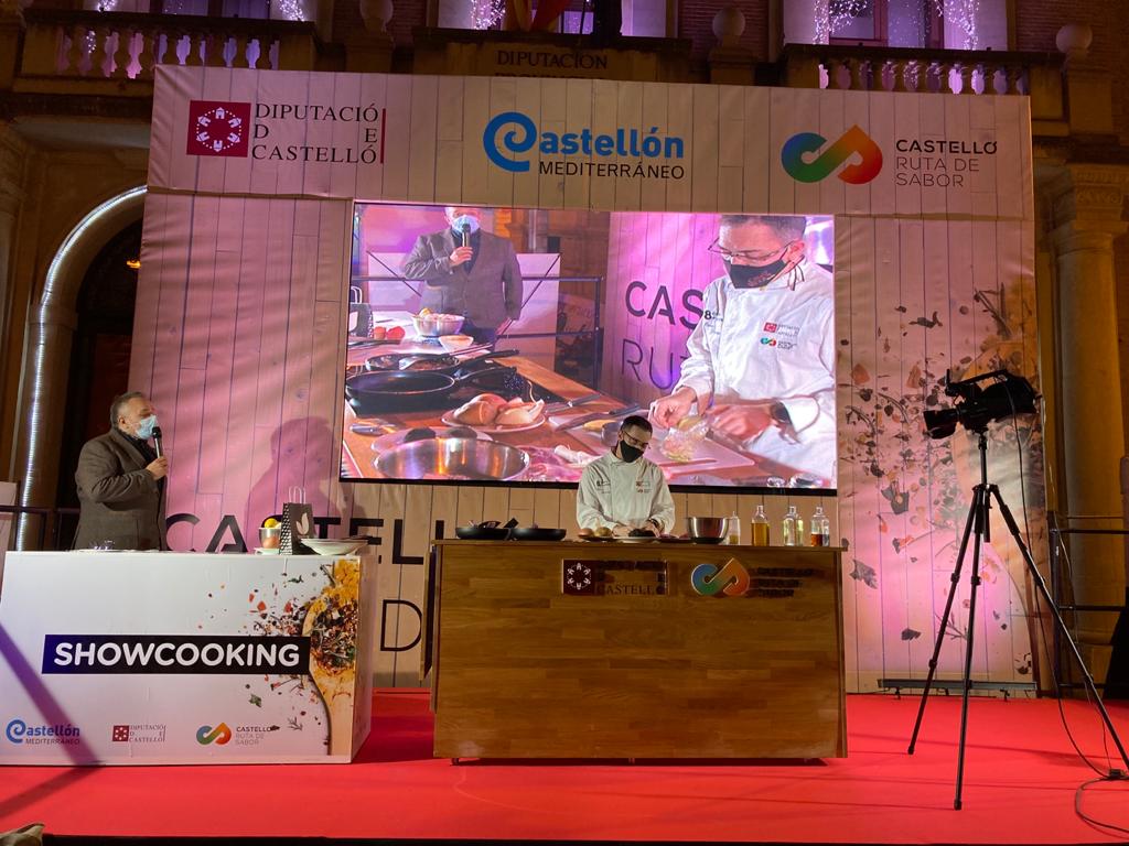Inaugurando el espacio de #showcooking en la Fira Nadalenca #CastellóRutadeSabor con <a href="/CarlosMorella/">Carlos Gutierrez</a> de <a href="/Roquemorella/">Casa Roque Morella</a> en la plaza de las Aulas de Castelló de la Plana.
Un sin parar hasta el domingo rodeado de trufa, turrones, aceites, vinos, quesos, croquellanas...