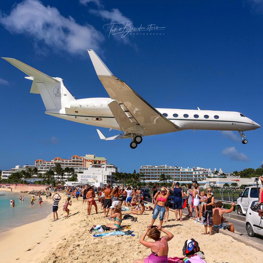 #BusinessJets @tb_aviation_photography ® arriving over Maho Beach #Gulfstream #G550
.
#instagramaviation
#megaplane
#BusinessAviation
#FlyPrivate
#PrivateJet 
#CharterJet
#BizJet
#Flight
#Luxury 
#Travel
#EmptyLeg
#BusinessJet
#CorporateJet
#Aviation