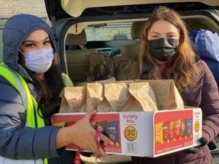 ZakatUS's tweet photo. Huge thanks to the #FrontPorchProject, Just in Time Productions, and from the Consulate of Mexico in Chicago to help deliver food boxes, books, and toys to #lowincomefamilies. ❤️ https://t.co/SbmiYf4nZS