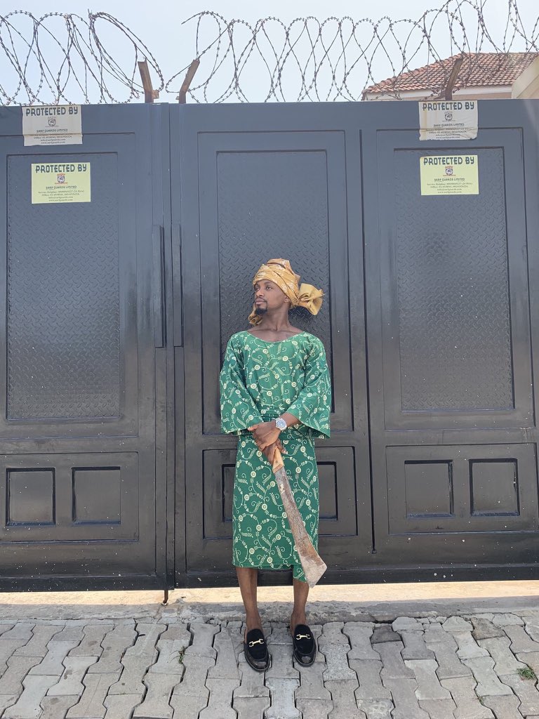 If you are in the kitchen right now,
Please open the door,
I’m outside.