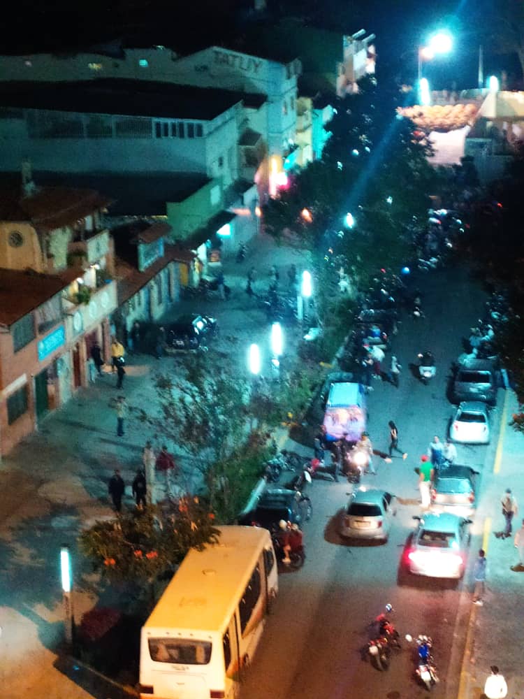 leoperiodista's tweet photo. #18Dic..#Mérida..Así esta el parque de Las Heroinas,  mientras los centros de salud y su personal no tienen como atender los pacientes que ingresan diariamente por síntomas de Covid-19 https://t.co/usyuUF2zvO