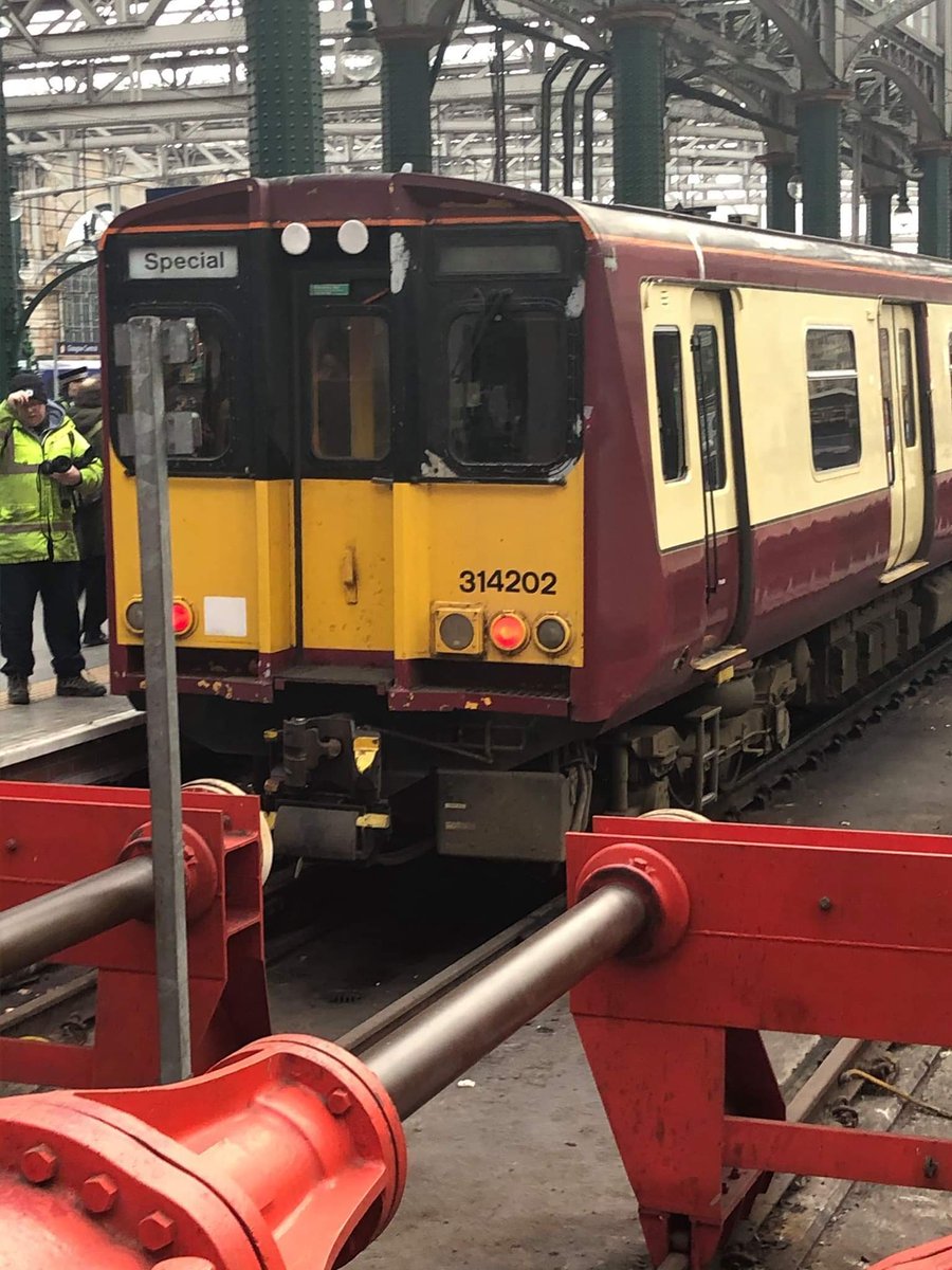 Stephen24052120's tweet image. Class 314202 just arrived back at Glasgow central from Ayr #class314 Railtour
