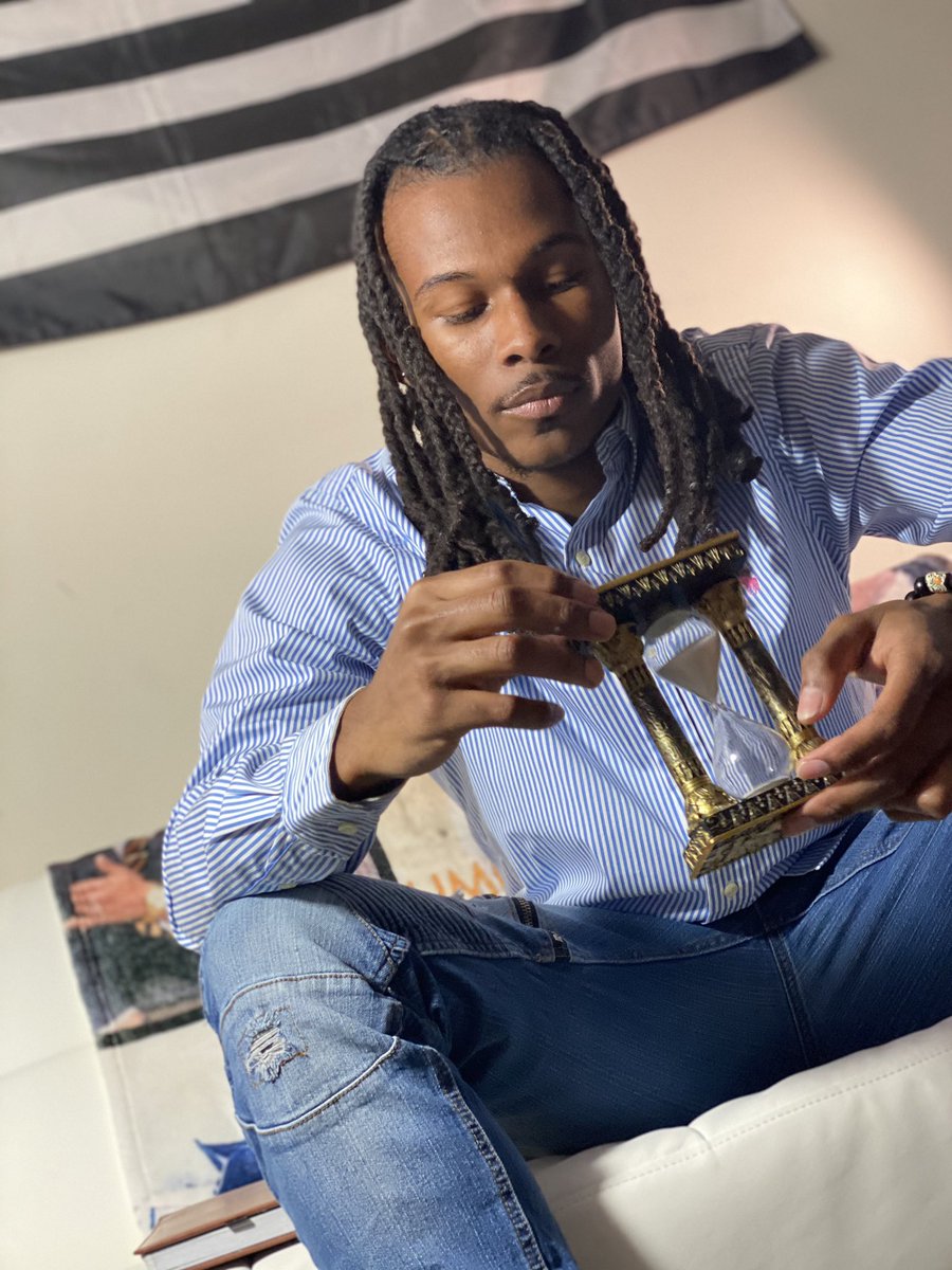 Balloud23's tweet photo. Man time flies and ya know they say a picture is worth a thousand words. There’s a lot I can say but truly a young nigga just grateful to see 23🙏🏾😎 Value every moment that’s given too you and own it. No one can own your moments like you can 💪🏾⏳💥📸🖤🤟🏾 https://t.co/vCbqQ27auh