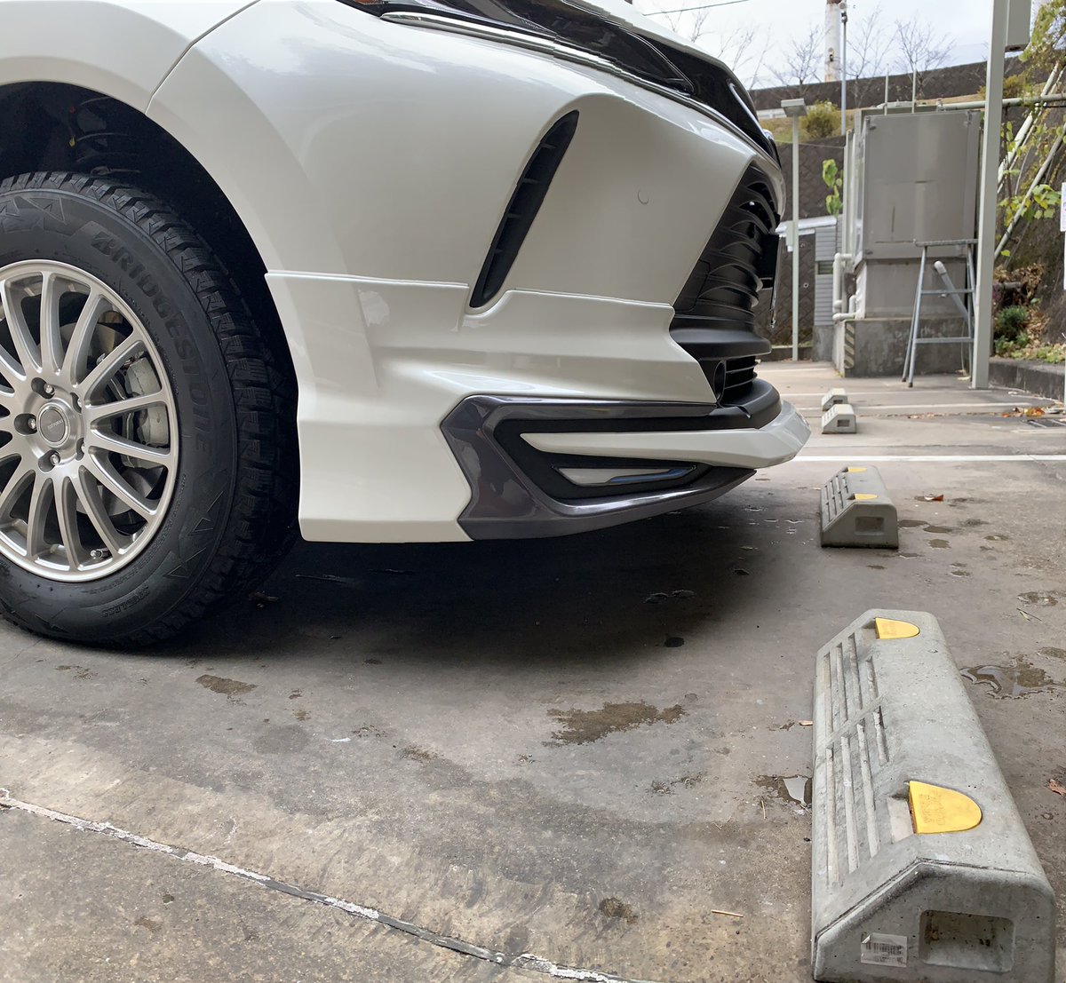 ぷらちなむ 80ハリア 新型ハリアー 冬仕様だせぇww 車高は少し下がりました タイヤハウス 広がる リアタイヤ 若干トーイン ハ の字です パフォーマンスダンパーのせいかな エアロのせいかもしれないけど タイヤが小さいトミカみたい