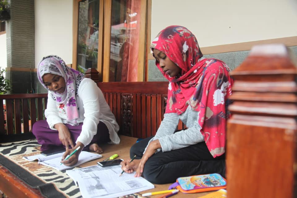 Meet Asmahan and Wijdan, our brilliant students from Sudan. Asmahan loves art and wants to be an engineer. Wijdan loves gardening, and flowers, and wants be become a lawyer in future. We are proud to keep hundreds of young refugees' dreams alive through education.