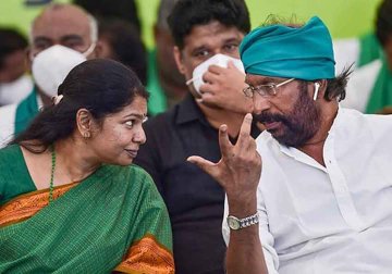 Priya_ShailuMk's tweet photo. உங்க அண்ணனை முதல்வராக்க இந்த பச்சை துண்டையெல்லாம் கட்டிக்கிட்டு எப்படியெல்லாம் வேஷம் போடவேண்டி இருக்கு பார்த்தீங்களா... https://t.co/SwFoyJVC4u