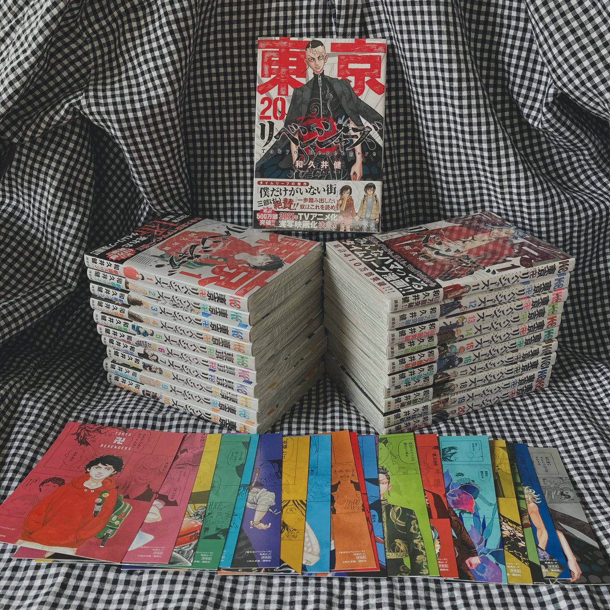 東京卍リベンジャーズ 公式 もうお気づきの方もたくさんいらっしゃるようですが 現在tsutayaさんで展開中のこの特典イラストカード 実は両面印刷です 裏面にはモノクロのイラストの断片が印刷されていて 繋げると一つの絵になるようになってます