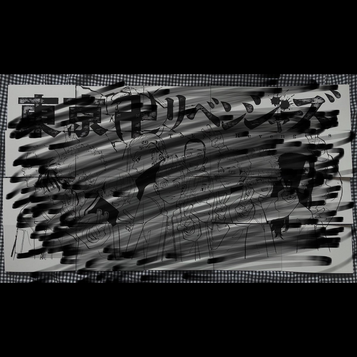 東京卍リベンジャーズ 公式 もうお気づきの方もたくさんいらっしゃるようですが 現在tsutayaさんで展開中のこの特典イラストカード 実は両面印刷です 裏面にはモノクロのイラストの断片が印刷されていて 繋げると一つの絵になるようになってます