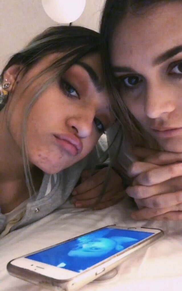 laconchadedani's tweet image. QUIERO LLORAR, VOY A LLORAR 

5 AÑOS CACHÉ