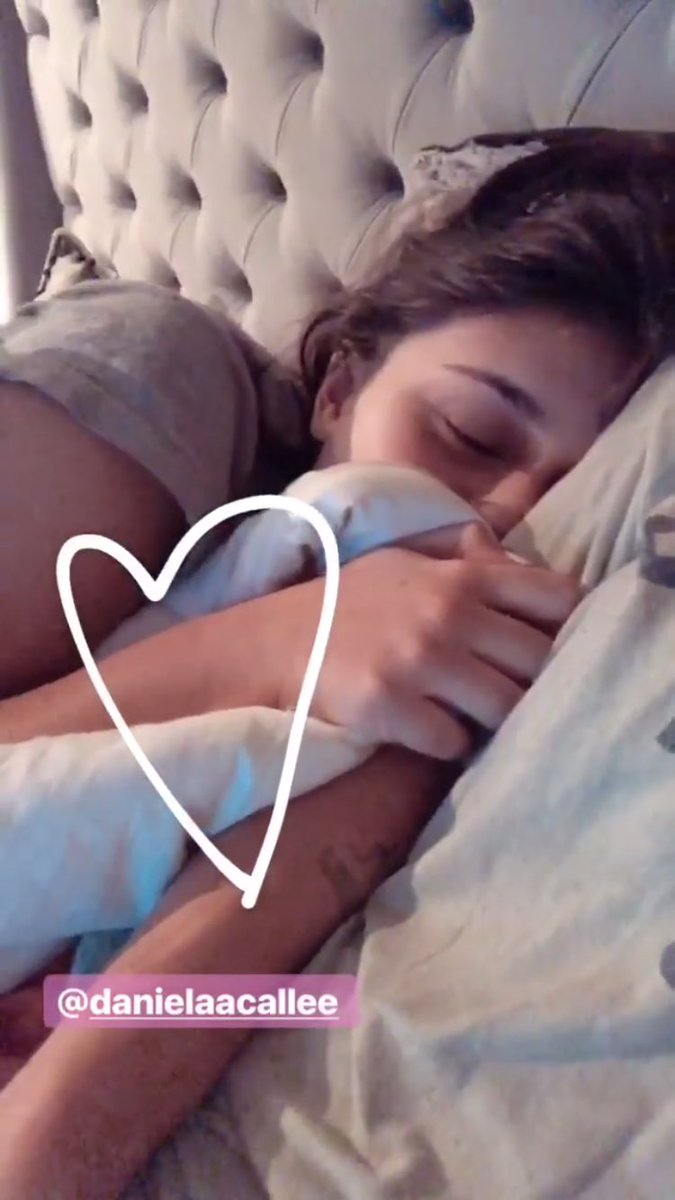 laconchadedani's tweet image. QUIERO LLORAR, VOY A LLORAR 

5 AÑOS CACHÉ