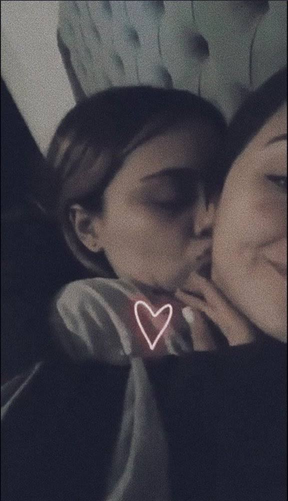 laconchadedani's tweet image. QUIERO LLORAR, VOY A LLORAR 

5 AÑOS CACHÉ