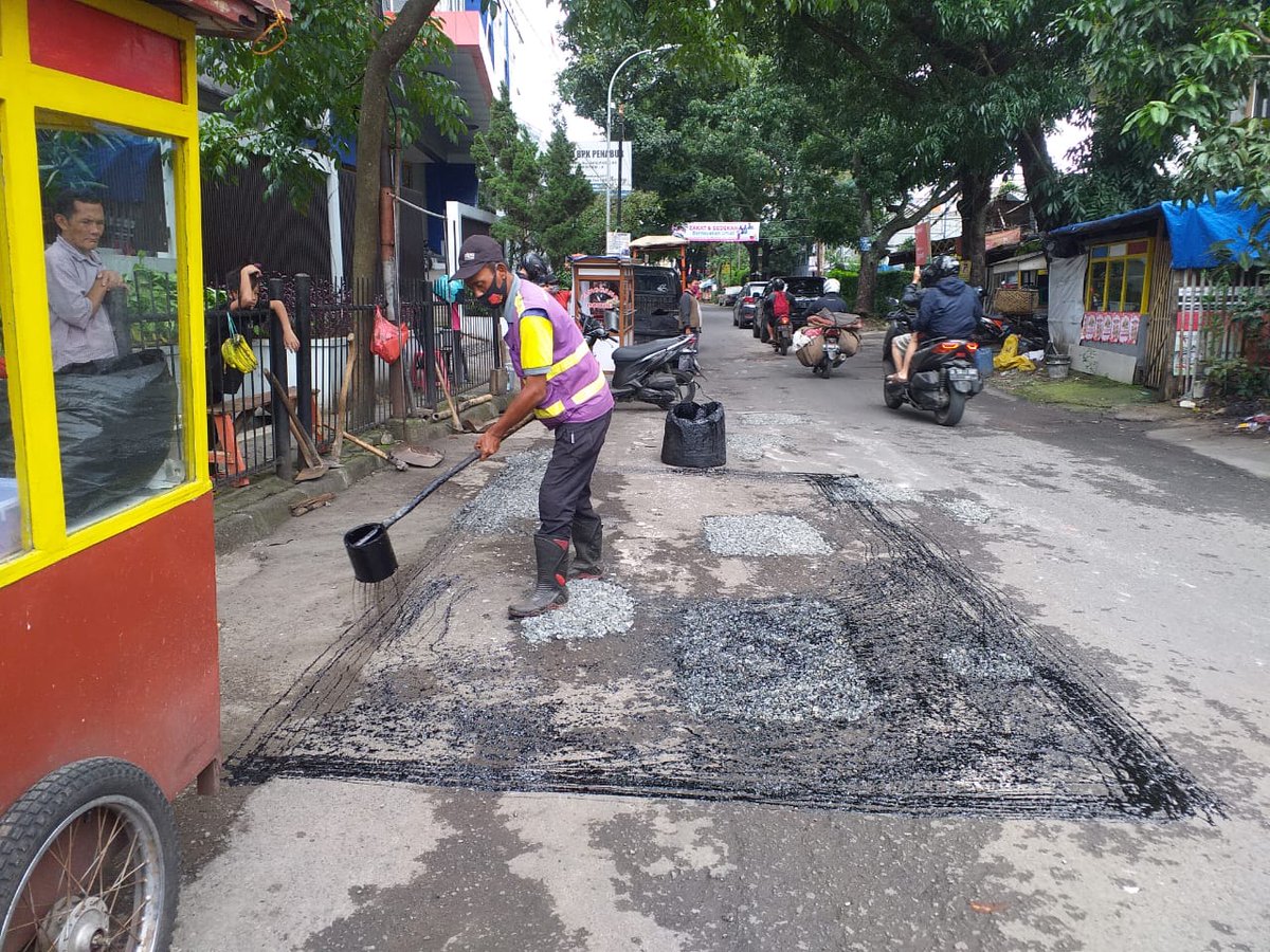 DSDABMKotaBdg's tweet photo. Pemeliharaan rutin jalan Jl.Dursasana
#dpukotabandung
*Giat pemeliharaan rutin dan tindaklanjut laporan #sobatdpu kami posting di fleet twitter story ya sob
cc @OdedMD @kangyanamulyana @HumasBdg @PRFMnews @sekitarbandung_ @infobdg @ClickBandung @ElshintaBandung https://t.co/1Bh3M40VNJ
