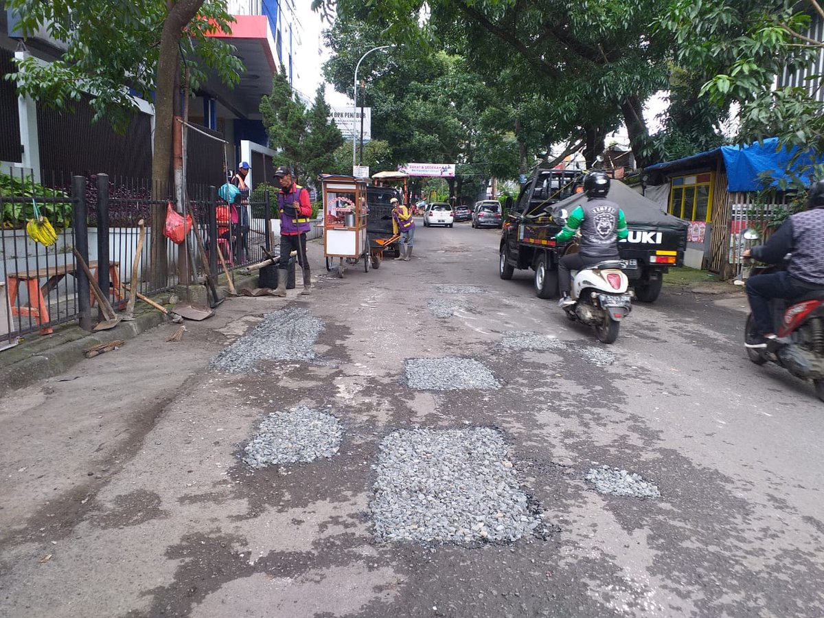 DSDABMKotaBdg's tweet photo. Pemeliharaan rutin jalan Jl.Dursasana
#dpukotabandung
*Giat pemeliharaan rutin dan tindaklanjut laporan #sobatdpu kami posting di fleet twitter story ya sob
cc @OdedMD @kangyanamulyana @HumasBdg @PRFMnews @sekitarbandung_ @infobdg @ClickBandung @ElshintaBandung https://t.co/1Bh3M40VNJ