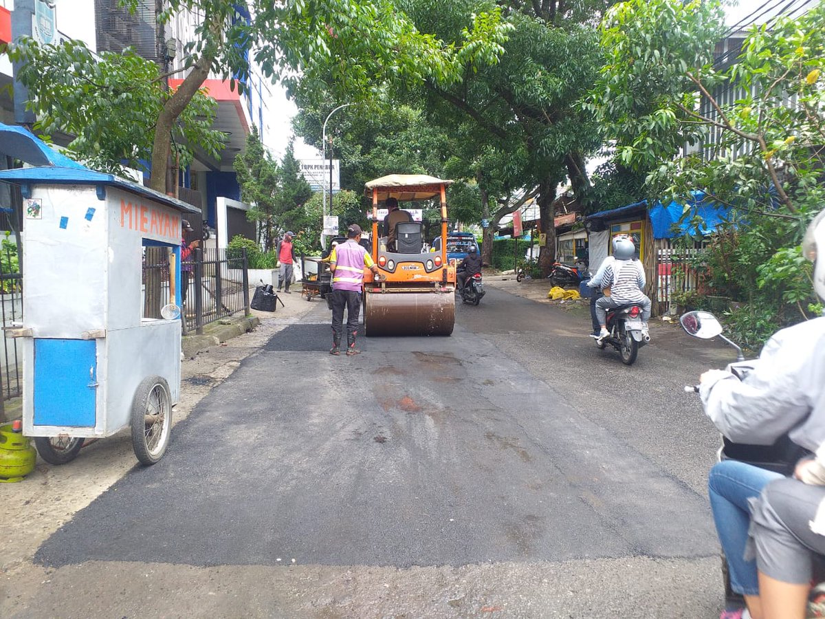 DSDABMKotaBdg's tweet photo. Pemeliharaan rutin jalan Jl.Dursasana
#dpukotabandung
*Giat pemeliharaan rutin dan tindaklanjut laporan #sobatdpu kami posting di fleet twitter story ya sob
cc @OdedMD @kangyanamulyana @HumasBdg @PRFMnews @sekitarbandung_ @infobdg @ClickBandung @ElshintaBandung https://t.co/1Bh3M40VNJ