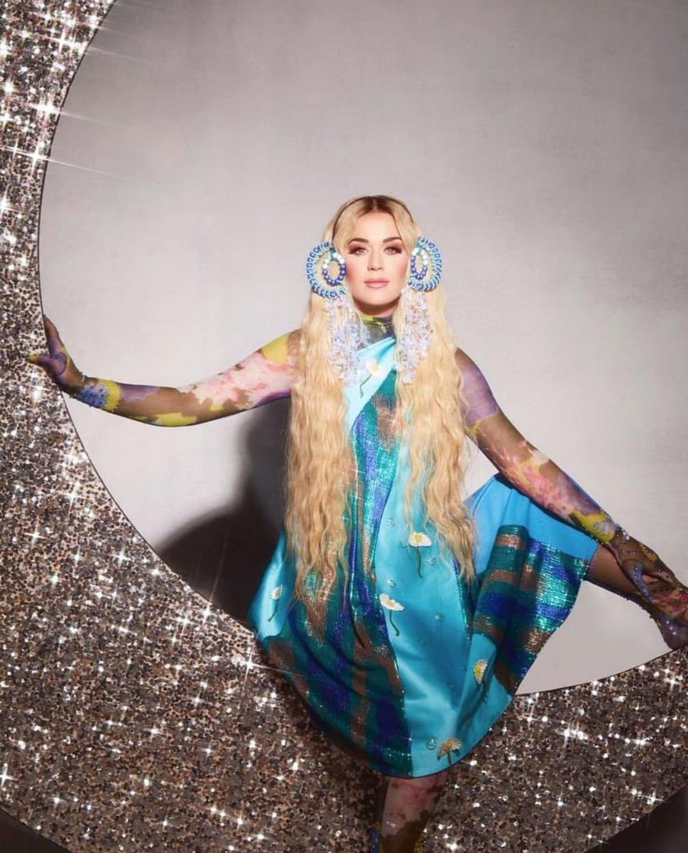 tudokatysite's tweet photo. Confira a imagem completa de Katy para a playlisy ‘Cosmic Energy’ ✨ https://t.co/68rec6qkJF